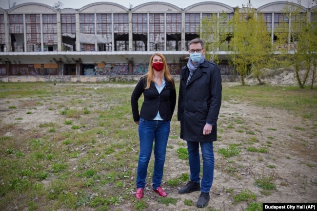 Budapest Mayor Gergely Karacsony (right) and Krisztina Baranyi, the mayor of Budapest's 9th district, pose at the planned site of the Chinese Fudan University campus in Budapest on April 26.