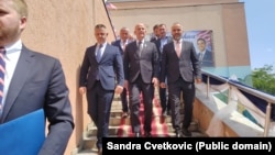 Američki kongresmeni posle sastanka u sednštu Nacionalnog saveta Albanaca u Preševu, 26. maj 2026. 