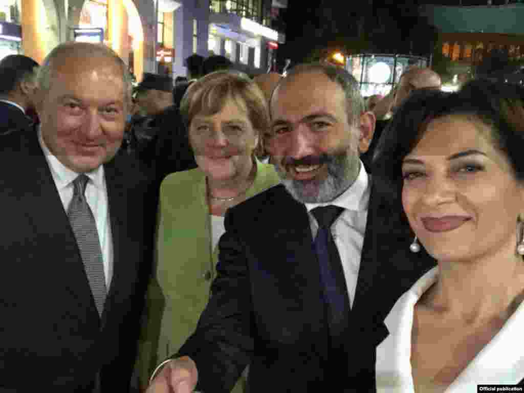 В рамках на Южный Кавказ канцлер Германии посетила Армению. Ангела Меркель и премьер-министр Армении Никол Пашинян (в центре).&nbsp;