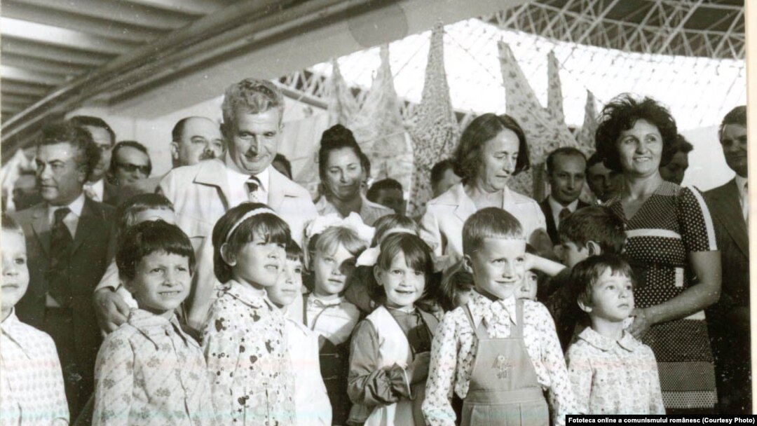 Nicolae Ceauşescu și Elena Ceauşescu la Târgul de mostre şi bunuri de consum de la Complexul Expoziţional din Piaţa Scânteii.(20.VIII.1977) Sursa: Fototeca online a comunismului românesc; cota:152/1977