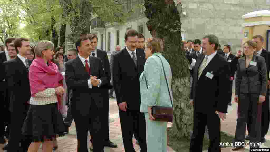 25 aprilie 2007. Inaugurarea Centrului comun de vize UE pe lângă Ambasada Ungariei în Republica Moldova. Şefa delegaţiei Parlamentului European din cadrul Comitetului de cooperare parlamentară UE-RM, Mariane Mikko, vicepreşedintele Comisiei Europene, Franco Frattini, (centru), şi ministru moldovean de Externe Andrei Stratan