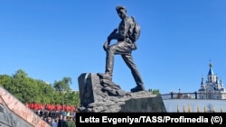 The Khabarovsk monument to Soviet victory over Japan in World War II being unveiled on September 4. 