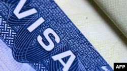 Представник Держдепу США заявив, що на початку серпня відомство запустило програму навчання у всіх посольствах та консульствах, термін запису на візові послуги довелося змінити