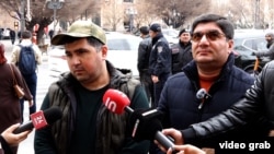 Տաքսու վարորդ Արթուր Վարդանյանը և Երևանի ավագանու ընդդիմադիր անդամ Մեսրոպ Մանուկյանը զրուցում են լրագրողների հետ, Երևան, 24-ը փետրվարի, 2026թ. 