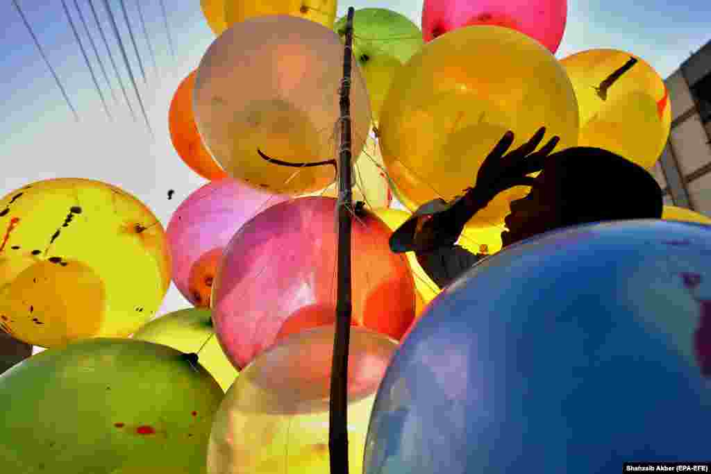 A boy sells balloons in Karachi, Pakistan. (epa-EFE/Shahzaib Akber)