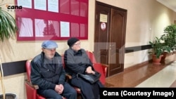 თამარ მერაყიშვილის მშობლები "სასამართლოს" ფოიეში