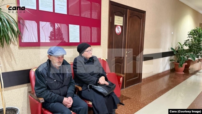 თამარ მერაყიშვილის მშობლები "სასამართლოს" ფოიეში