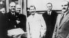 После подписания договора о ненападении между СССР и Германией министрами иностранных дел Риббентропом (слева) и Молотовым (справа), в центре Иосиф Сталин, 1939 год (Архивное фото)