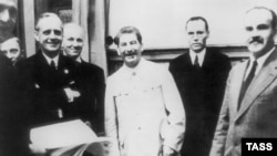 Pactul de neagresiune a fost încheiat la Moscova, fiind semnat de șeful guvernului și ministru de externe al URSS, Viaceslav Molotov (în dreapta), și de ministrul de externe german, Joachim von Ribbentrop (în stâbga), în prezența dictatorului sovietic Iosif Stalin (în centru).