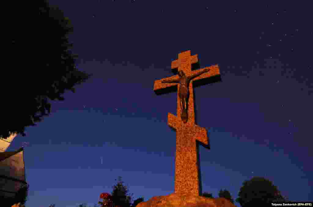 The comet Neowise flies across the night sky behind an Orthodox cross in Zaslavl, Belarus. The comet&#39;s closest approach to Earth is set to occur on July 23. (epa-EFE/Tatyana Zenkovich)