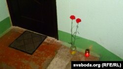 Кветкі і сьвечка каля кватэры Кавалёвых