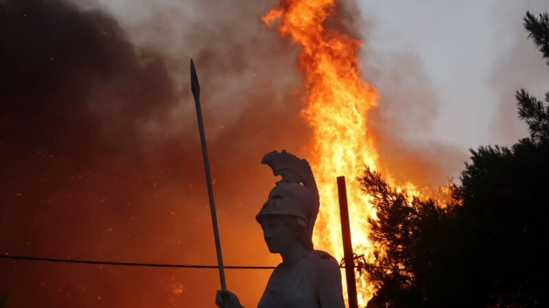 Вон контрола пожарот во близина на Атина, изгорени домови