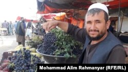 یک فروشنده انگور سیاه در جوزجان