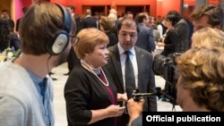 «Справедливость» уюмунун жетекчиси Валентина Гриценко жана адвокат Уткирбек Жаббаров журналисттердин суроолоруна жооп берип жаткан кези. 