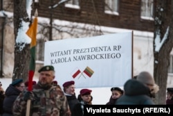 Надпіс на плякаце: «Вітаем прэзыдэнта Рэспублікі Польшчы Караля Наўроцкага»