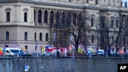 Policajci osiguravaju područje nakon pucnjave u centru Praga, 21. 12. 2023.