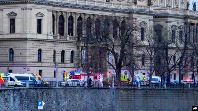 Policajci osiguravaju područje nakon pucnjave u centru Praga, 21. 12. 2023.