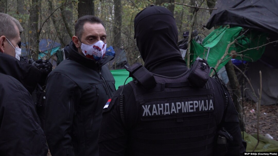 Ministar policije Srbije Aleksandar Vulin sa pripadnikom Žandarmerije u Šidu, u petak 13. novembra 2020. godine