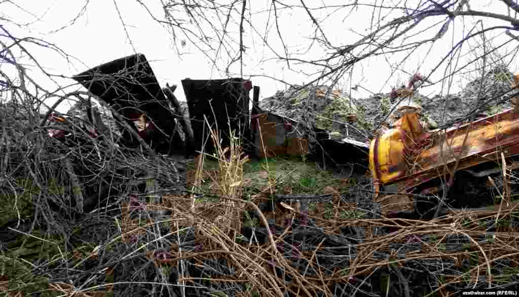 &quot;Her gezek gazyjy traktor gelende, meniň mellegimiň haýatyny ýykyp gidýär, mellekdäki miweli baglaryma zyýan ýetirýär&quot; diýip, käbir ýaşaýjylar aýdýarlar.