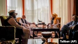 Fostul președinte agan, Hamid Karzai (centru stânga), Anas Haqqani (centru dreapta) și Abdullah Abdullah (dreapta) poartă discuții cu talibanii.