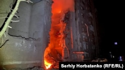 Ukrainanyň gündogaryndaky Kramatorsk şäherinde rus howa bombasy ýaşaýyş jaýyna gelip düşdi.