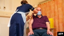 برایان پینکر ۸۲ ساله، نخستین فردی است که واکسن آسترازنکا را در بریتانیا دریافت کرد