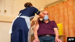 82-летний Брайан Пинкер стал первым британцем, получившим вакцину AstraZeneсa, Оксфорд, 4 января 2021 года