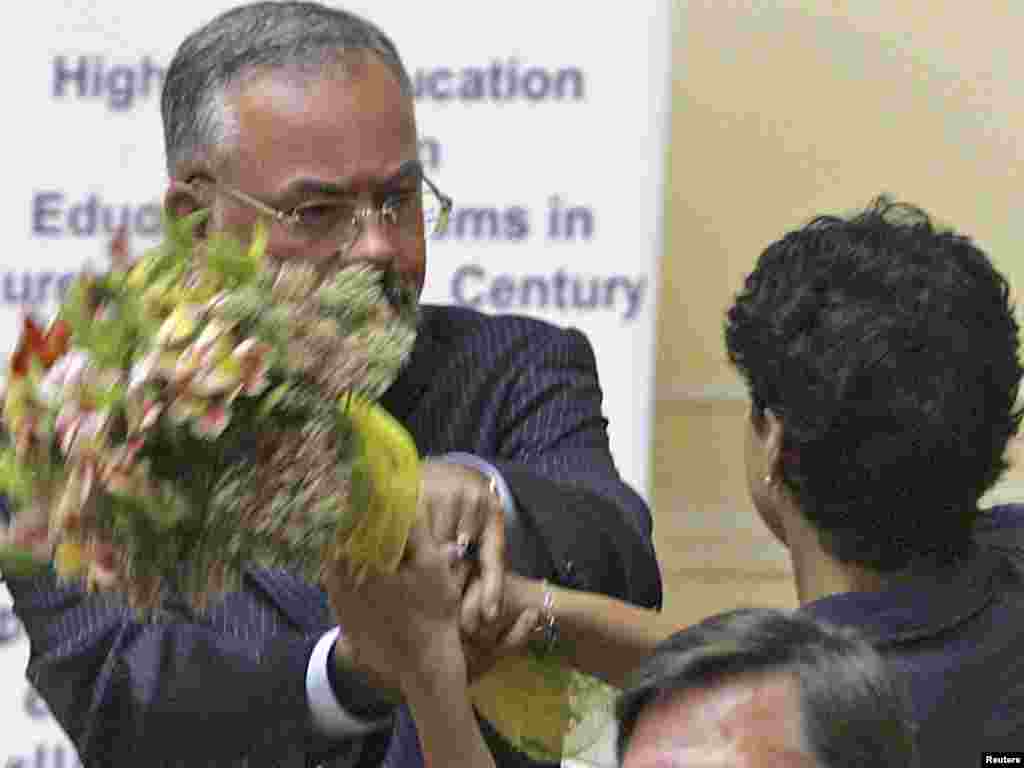 Ukrajina - Ministar obrazovanja Dmitro Tabačnik se brani nakon što ga je studentica Daria Štepanenko napala sa buketom cvijeća na sastanku ministara zemalja bivšeg Sovjetskog Saveza, Kijev, 22.09.2011. Foto: Reuters / Alexandr Yalovoy 