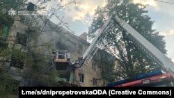 Внаслідок удару пошкоджений багатоповерховий будинок, там зайнялася пожежа