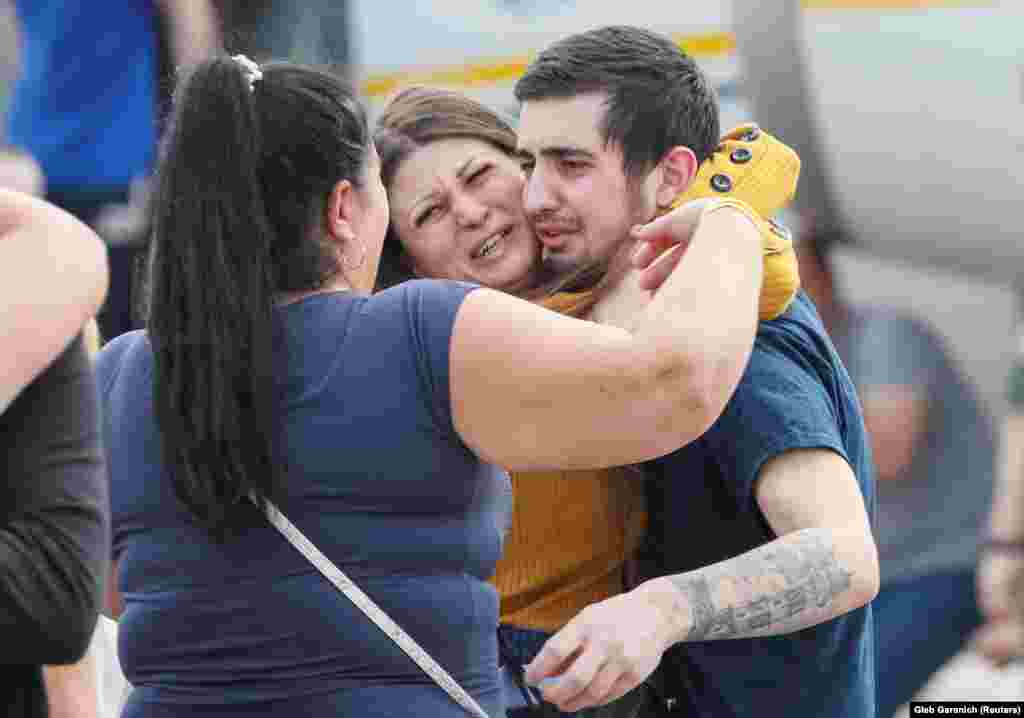 A freed Ukrainian&nbsp;prisoner is greeted by relatives upon arrival in Kyiv amid emotional scenes at Boryspil International Airport.