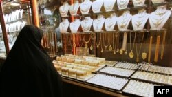 An Iranian woman looks at the window of a jewellery shop at the Bazaar of Tabriz in East-Azerbaijan province northwestern Iran, 17 May 2007.(Photo by BEHROUZ MEHRI / AFP)