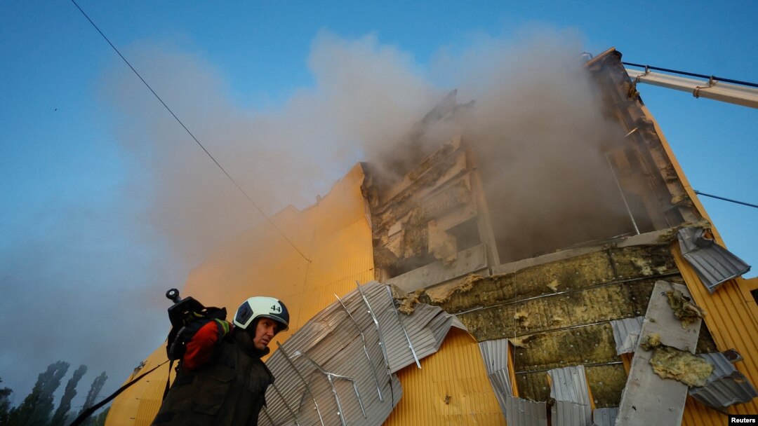 Echipele de intervenție din Kiev au mers la locurile afectate de atacurile rusești cu drone asupra Kievului, în noaptea 27-28 mai.