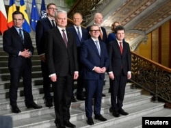 Прем'єр Фінляндії Орпо, прем'єр Швеції Крістерссон, прем'єрка Латвії Сіліна, прем'єр Естонії Міхал, прем'єр Болгарії Желязков, президент Румунії Дан, прем'єр Польщі Туск та президент Литви Науседа на саміті Східного флангу в Гельсінкі, Фінляндія, 16 грудня 2025 року