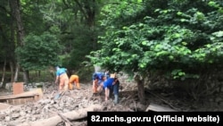 Расчистка территории подтопленного Косьмо-Дамиановского монастыря в Алуште, 5 августа 2021 года