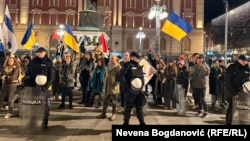 Policijski kordoni razdvajaju dva skupa, jedan mirovni, a drugi skup podrške Rusiji, povodom četvrte godišnjice invazije Rusije na Ukrajinu, 24.2.2026. 