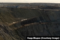 Заброшенная техника на одной из стенок карьера «Мир». Фото: Марина Сычева