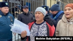 Істі болып жатқан "Атажұрт" белсенділерінің жақындары соттық жабық өтетініне қары болып тұр. Талдықорған. 23 қаңтар 2026 жыл.