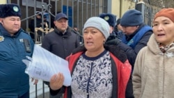 Родственники представших перед судом активистов объединения «Атажұрт» недовольны закрытием процесса. Талдыкорган, 23 января 2026 года