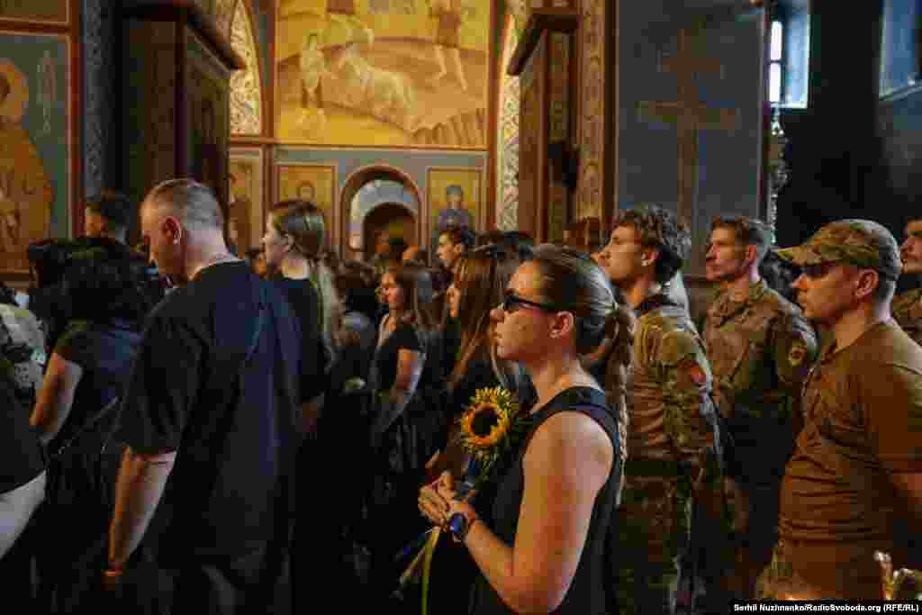 Попрощатися із загиблим прийшли його рідні, близькі та побратими
