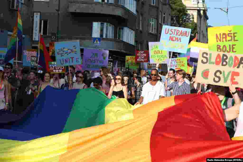 Povorka je okupila pripadnike LGBTIQ+ zajednice, aktiviste, građane i predstavnike domaćih i međunarodnih organizacija koje podržavaju ljudska prava i jednakost.