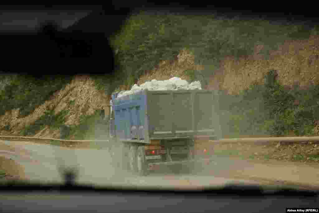 Dağıdılmış dağın hissəcikləri yük maşınlarına doldurularaq karxanalara aparılır.