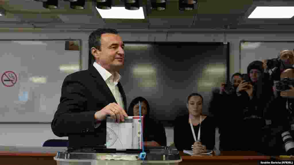 Kryetari i Lëvizjes Vetëvendosje dhe kandidati për kryeministër, Albin Kurti, voton në zgjedhjet e parakohshme parlamentare në një qendër votimi në Prishtinë.
