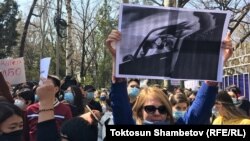 Мирная акция «Против насилия» у здания МВД КР. Бишкек, 8 апреля 2021 г. 
