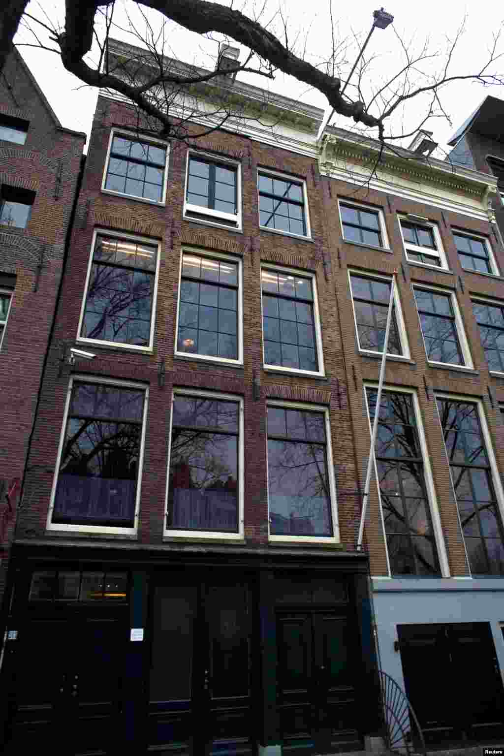 Míg a Zsidó Tanács többi tagját 1943-ban deportálták, Van den Bergh Hollandiában maradhatott, és 1950-ben halt meg. A képen Anne Frank és családjának amszterdami lakása