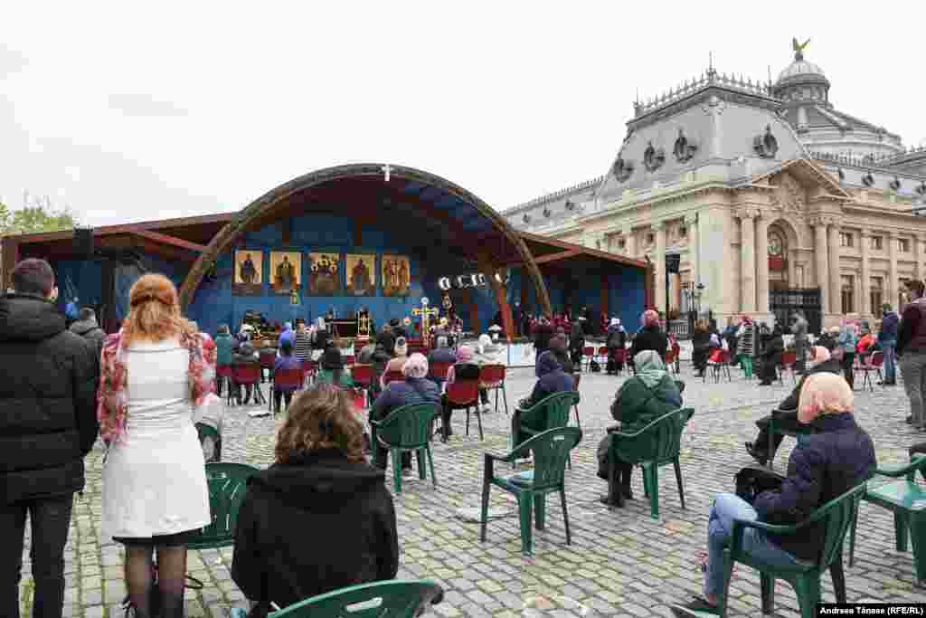 Creștini ortodocși participă la slujba religioasă oficiată &#238;n Joia Mare, la Palatul Patriarhiei din București, Rom&#226;nia. 