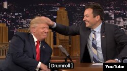 Donald Trump (solda) və Jimmy Fallon 