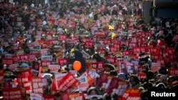 Demonstranti učestvuju na skupu koji poziva na opoziv južnokorejskog predsjednika Yoon Suk Yeol, u Seulu, Južna Koreja, 14. decembra 2024. 