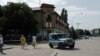 O mașină a miliției transnistrene în apropierea administrației de la Bender