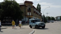 Mașină a miliției transnistrene în fața Mizeului orașului Bender, după ce a fost dată alerta cu bombă