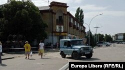 Mașină a miliției transnistrene în fața Mizeului orașului Bender, după ce a fost dată alerta cu bombă